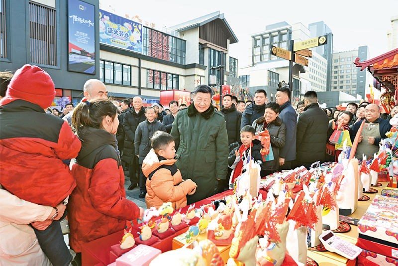 2026年2月9日至10日，中共中央总书记、国度主席、中央军委主席习近平在北京调查并探望慰问基层干部人民。这是10日上午，习近平在东城区隆福寺街区新春市集调查时，同现场人民亲切互换。